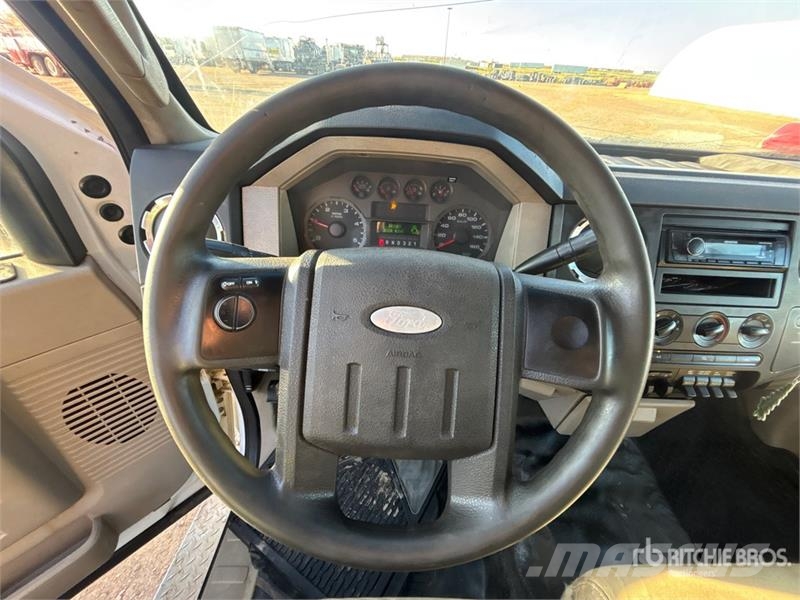 Ford F-550 XLT 4x4 Utility Truck Pikaplar