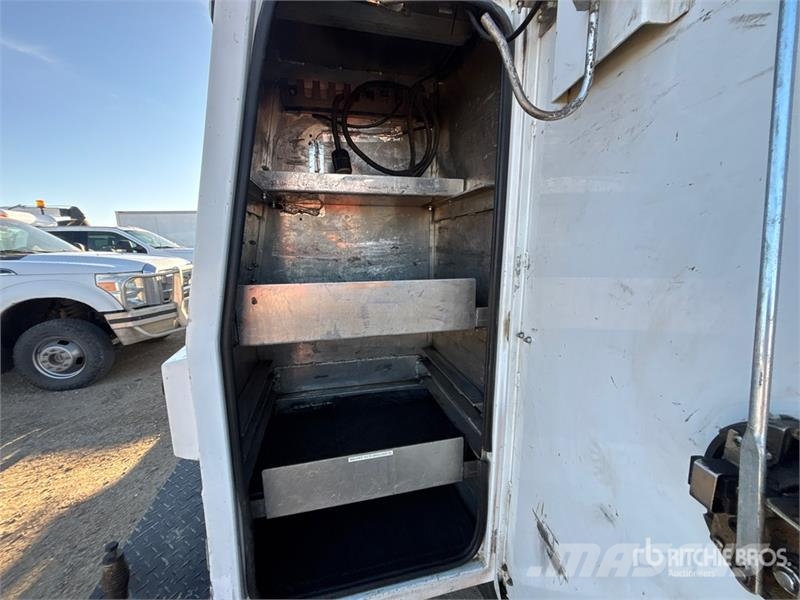 Ford F-550 XLT 4x4 Utility Truck Pikaplar