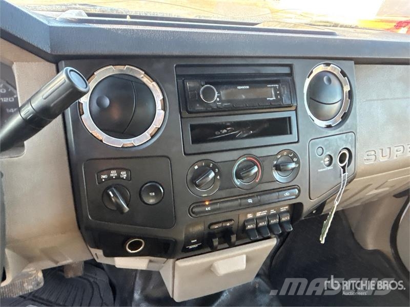 Ford F-550 XLT 4x4 Utility Truck Pikaplar