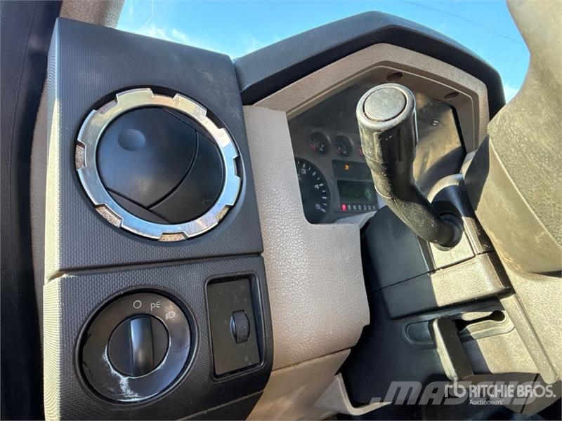 Ford F-550 XLT 4x4 Utility Truck Pikaplar
