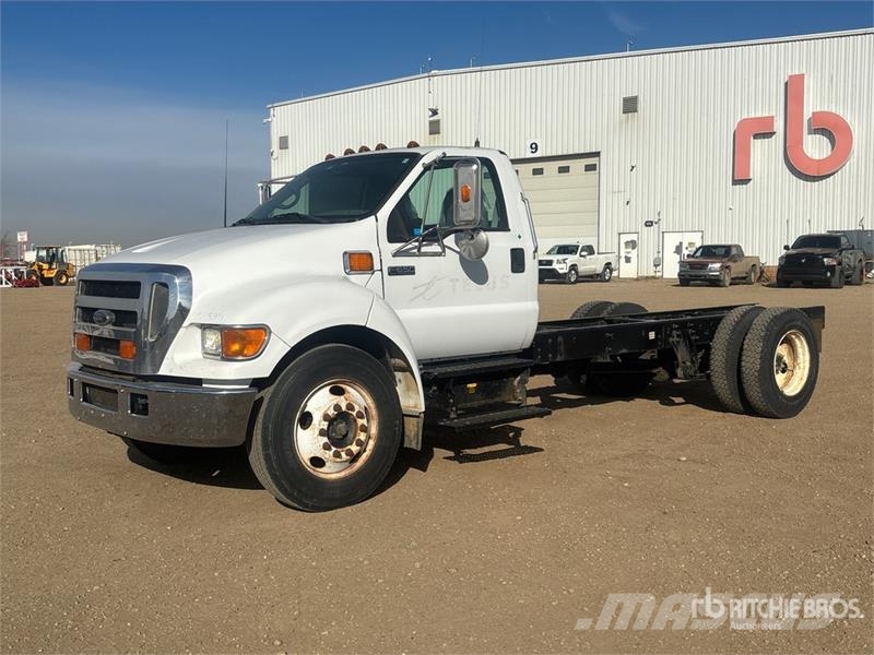 Ford F-650 XLT 4x2 Cab and Chassis 駕駛室與內部
