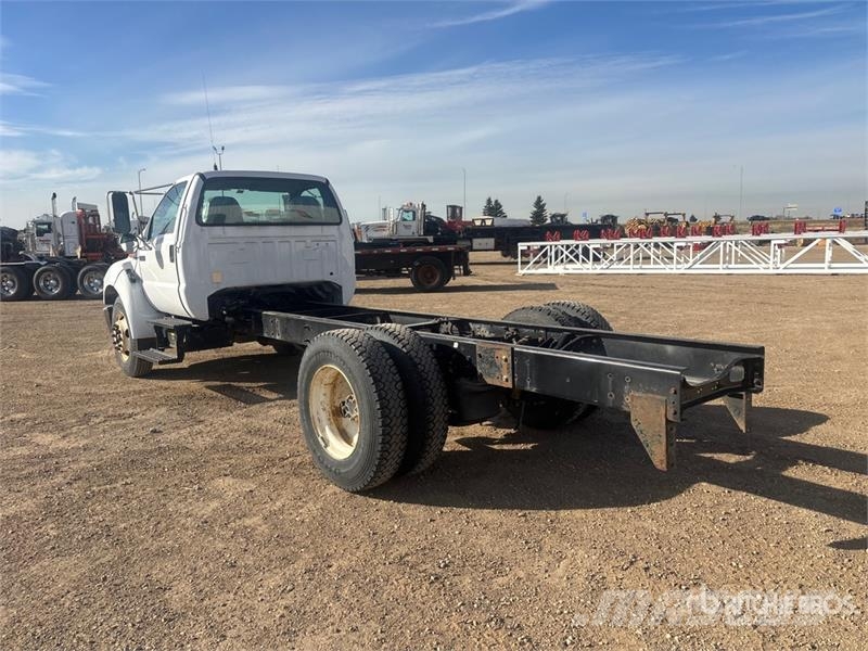 Ford F-650 XLT 4x2 Cab and Chassis 駕駛室與內部