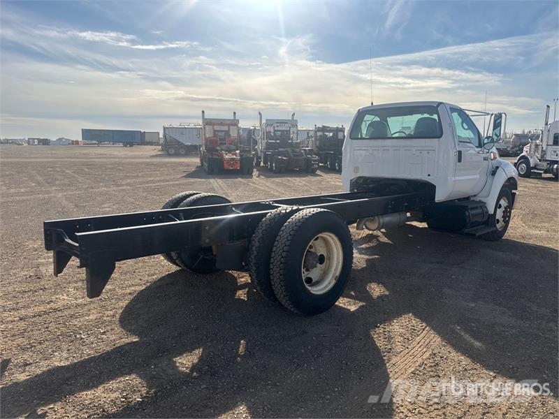 Ford F-650 XLT 4x2 Cab and Chassis 駕駛室與內部