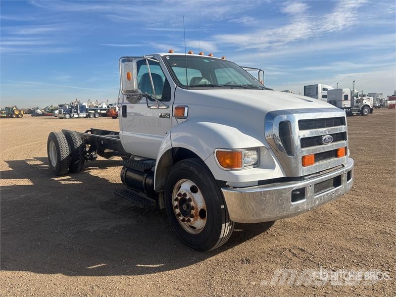 Ford F-650 XLT 4x2 Cab and Chassis 駕駛室與內部