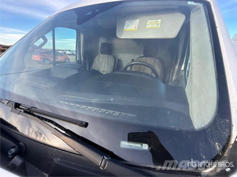 Ford Transit 250 Cargo Van شاحنة مقفلة