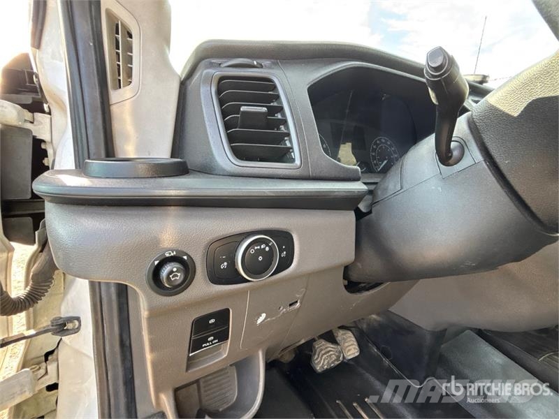 Ford Transit 250 Cargo Van Busy / Vany