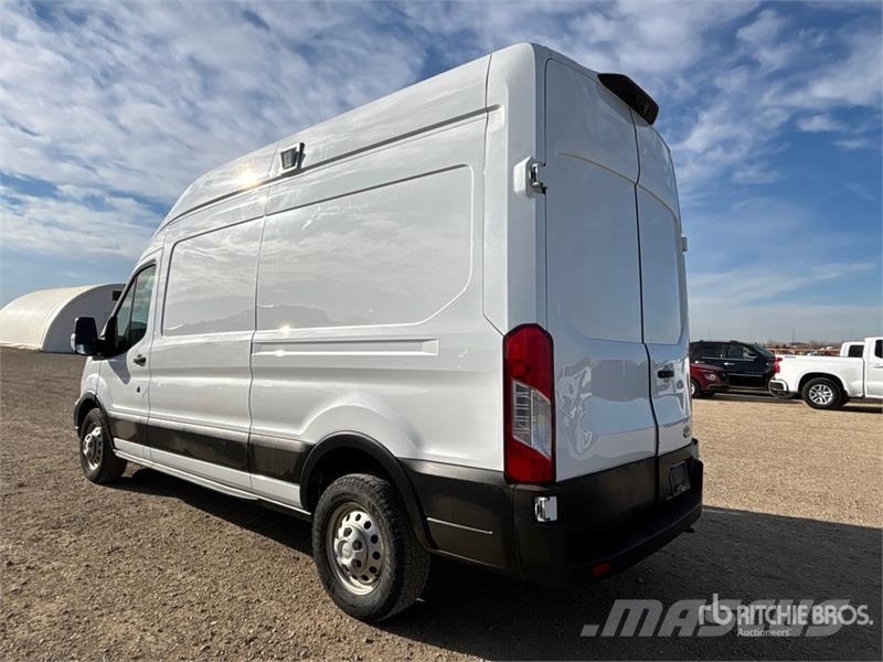 Ford Transit 250 Cargo Van Busy / Vany