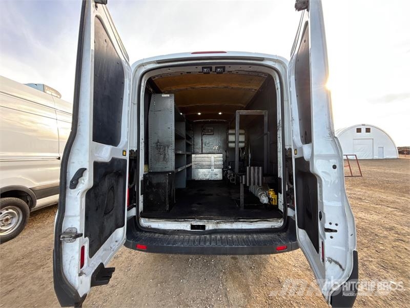 Ford Transit 250 Cargo Van شاحنة مقفلة