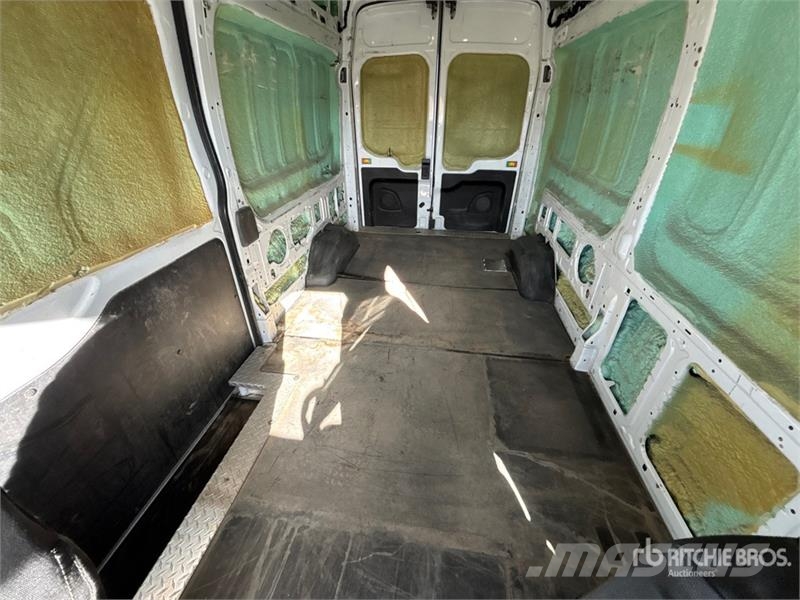 Ford Transit 250 Cargo Van Busy / Vany