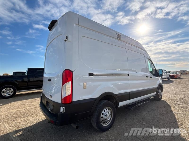 Ford Transit 250 Cargo Van Busy / Vany
