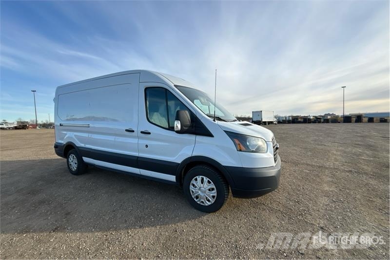 Ford Transit 250 Cargo Van شاحنة مقفلة