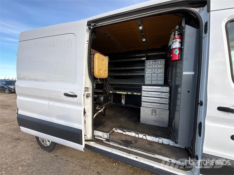 Ford Transit 250 Cargo Van شاحنة مقفلة