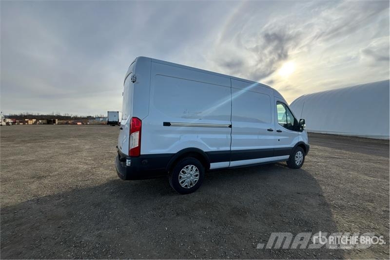 Ford Transit 250 Cargo Van شاحنة مقفلة