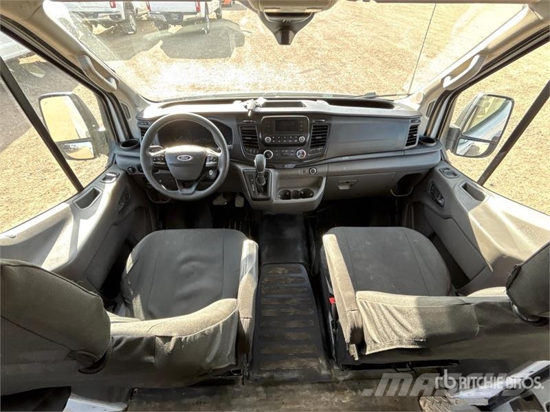 Ford Transit 250 Cargo Van Busy / Vany