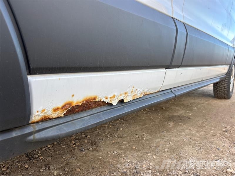 Ford Transit 250 Cargo Van شاحنة مقفلة