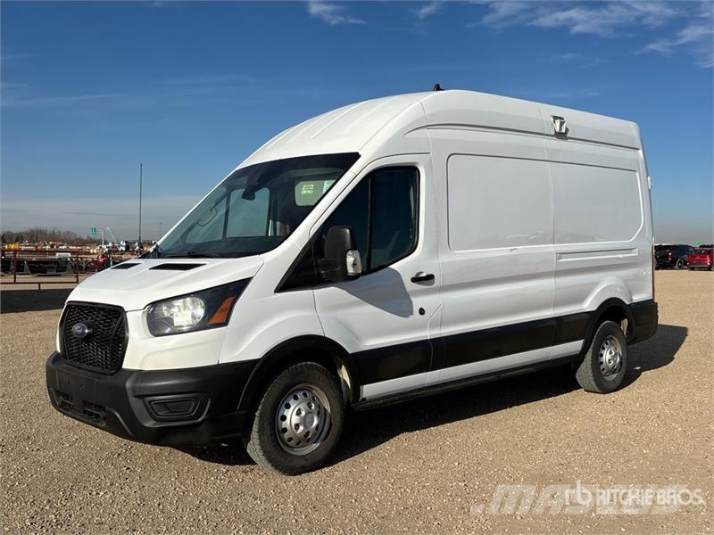 Ford Transit 250 Cargo Van Busy / Vany