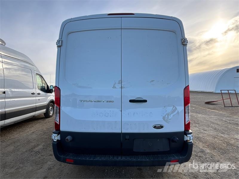 Ford Transit 250 Cargo Van شاحنة مقفلة