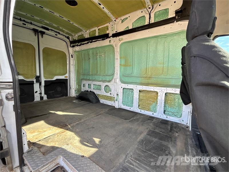 Ford Transit 250 Cargo Van Busy / Vany