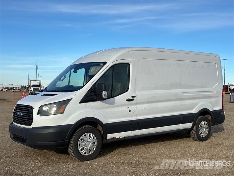 Ford Transit 250 Cargo Van شاحنة مقفلة