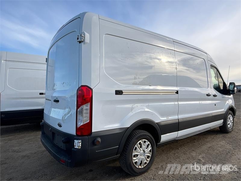 Ford Transit 250 Cargo Van شاحنة مقفلة