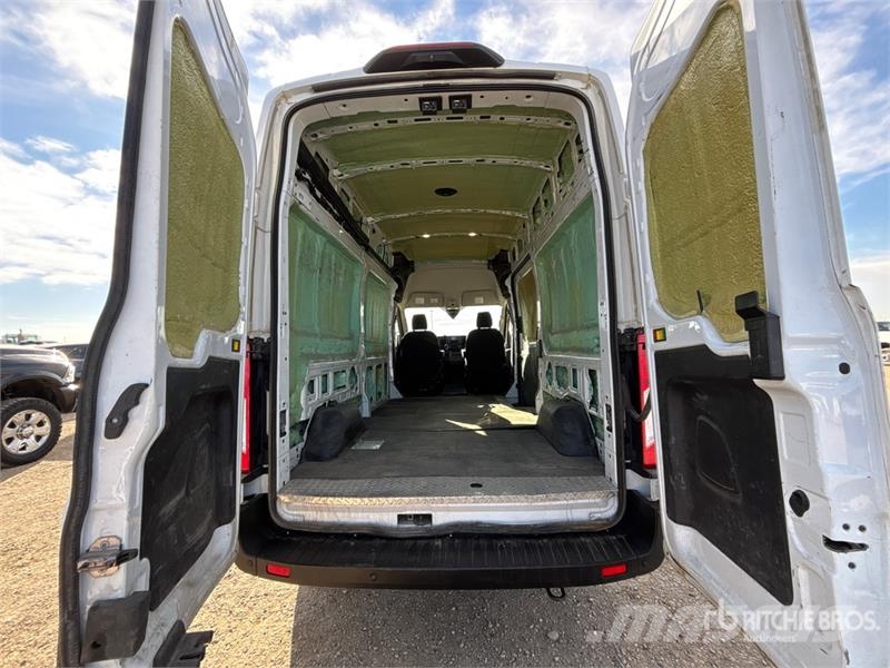 Ford Transit 250 Cargo Van Busy / Vany