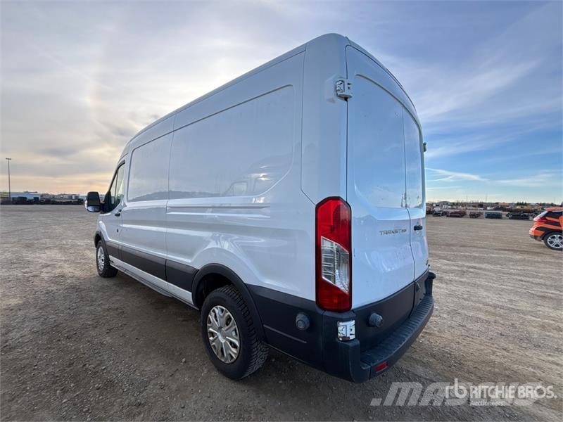 Ford Transit 250 Cargo Van شاحنة مقفلة