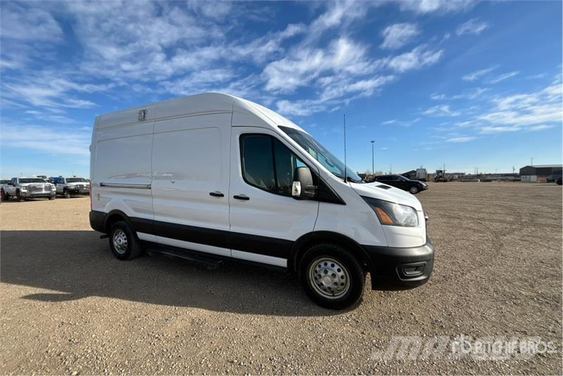 Ford Transit 250 Cargo Van Busy / Vany
