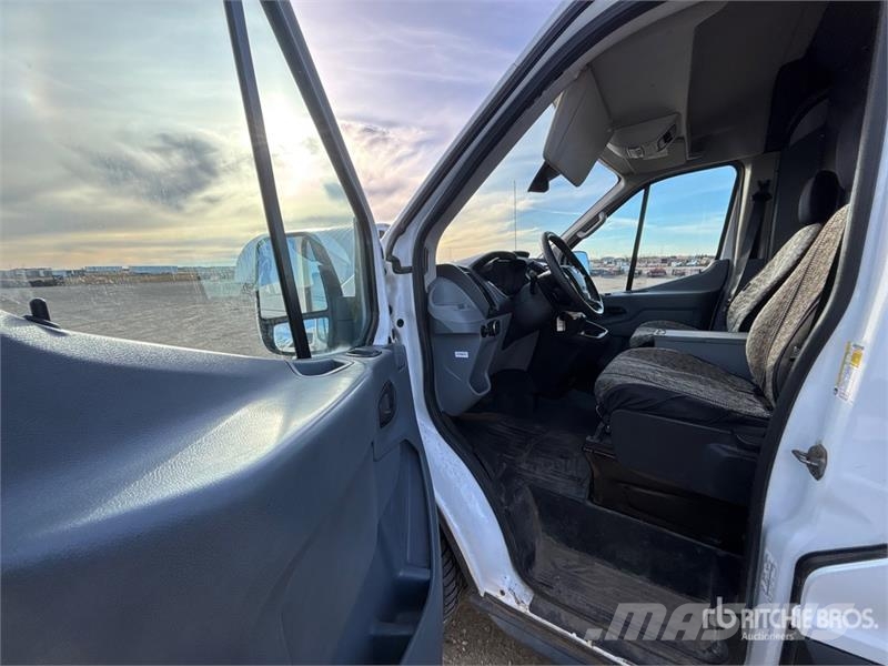 Ford Transit 250 Cargo Van شاحنة مقفلة