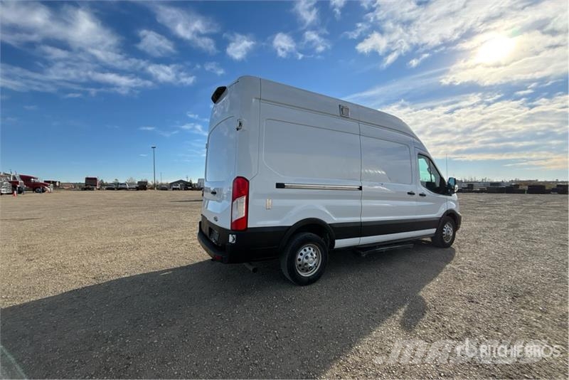Ford Transit 250 Cargo Van Busy / Vany