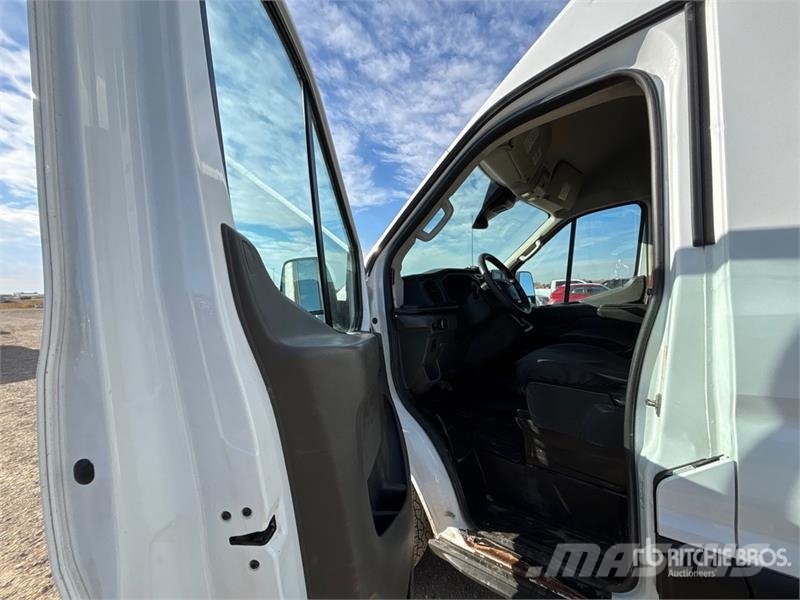 Ford Transit 250 Cargo Van Busy / Vany