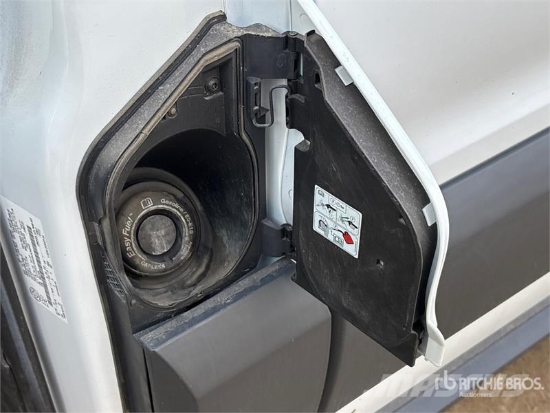 Ford Transit 250 Cargo Van شاحنة مقفلة