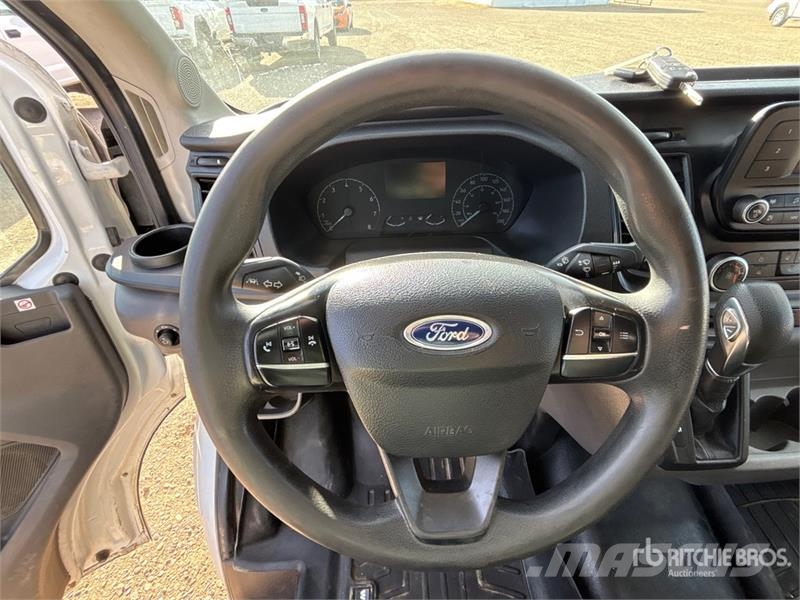 Ford Transit 250 Cargo Van Busy / Vany