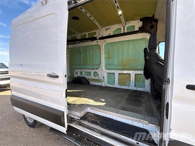 Ford Transit 250 Cargo Van Busy / Vany