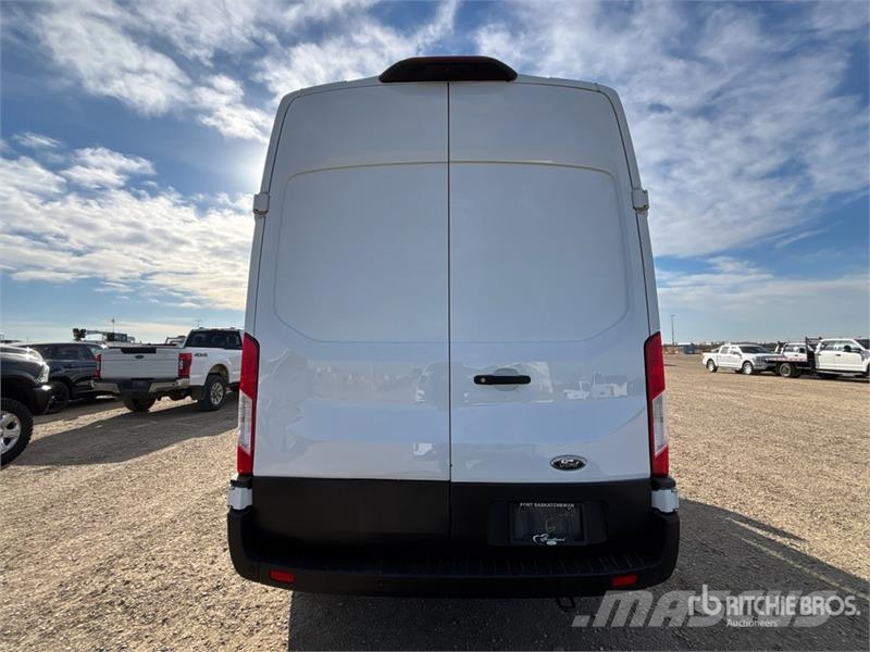 Ford Transit 250 Cargo Van Busy / Vany