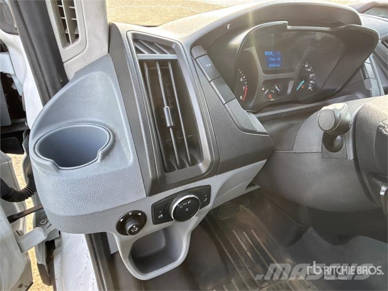 Ford Transit 250 Cargo Van شاحنة مقفلة
