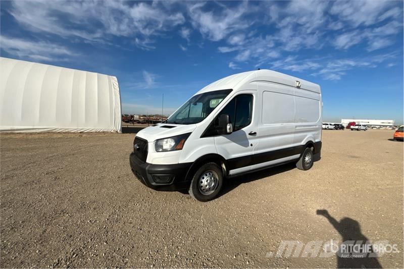 Ford Transit 250 Cargo Van Busy / Vany