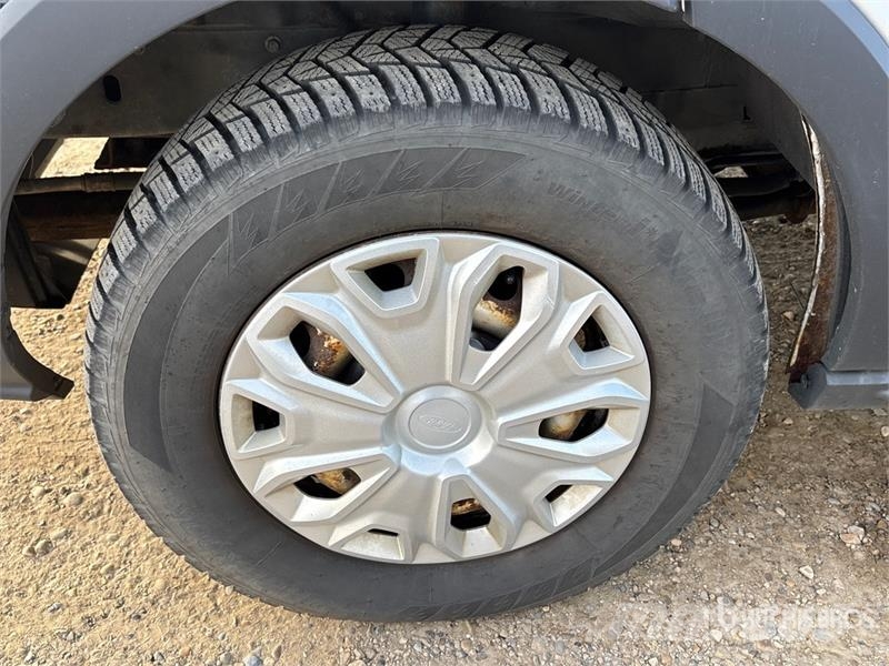 Ford Transit 250 Cargo Van شاحنة مقفلة