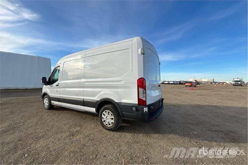 Ford Transit 250 Cargo Van شاحنة مقفلة