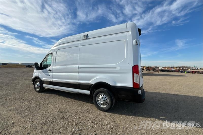 Ford Transit 250 Cargo Van Busy / Vany