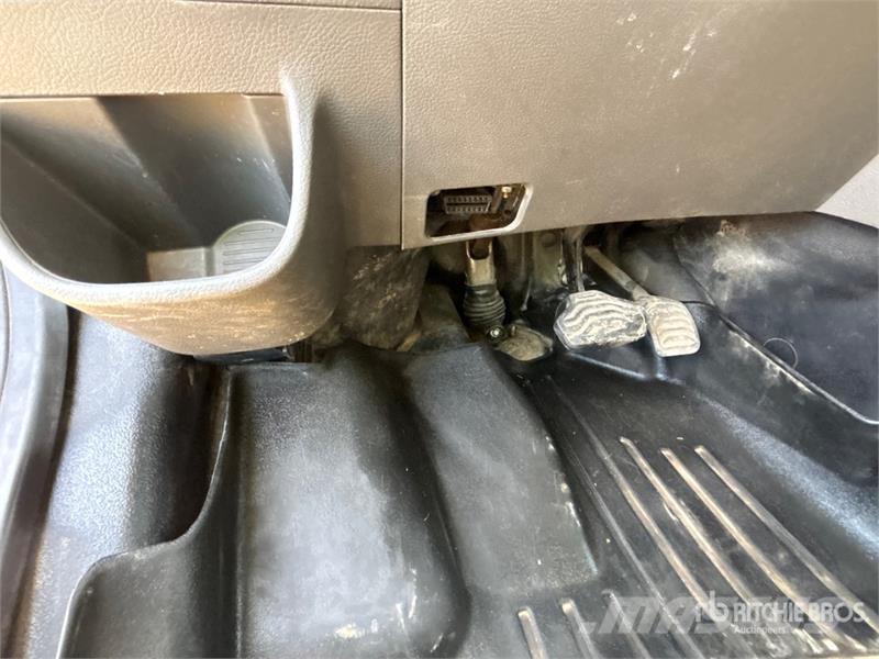 Ford Transit 250 Cargo Van Busy / Vany