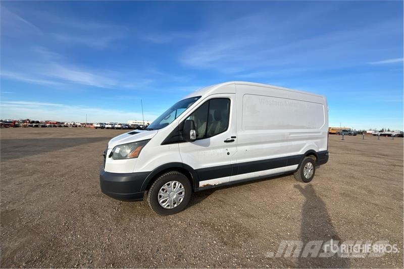 Ford Transit 250 Cargo Van شاحنة مقفلة