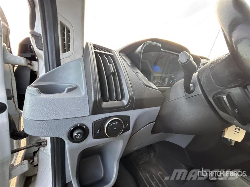 Ford Transit 350 Cargo Van Transporterek