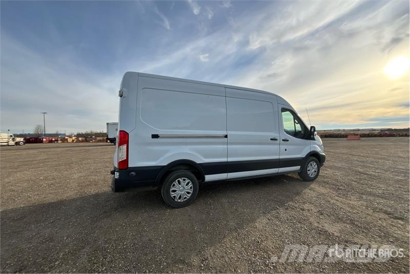 Ford Transit 350 Cargo Van Transporterek