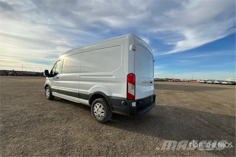 Ford Transit 350 Cargo Van Transporterek