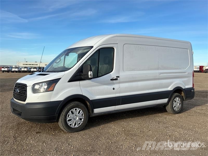 Ford Transit 350 Cargo Van Transporterek