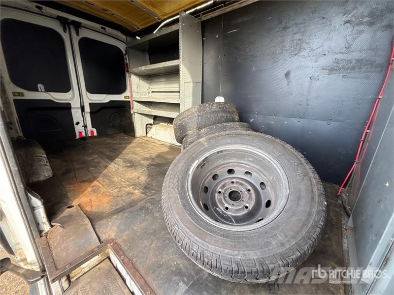 Ford Transit 350 Cargo Van Transporterek