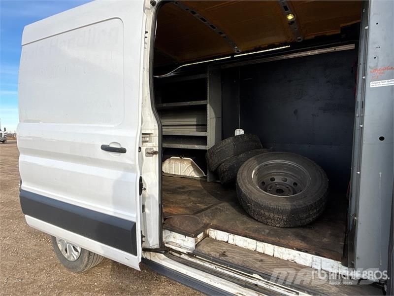 Ford Transit 350 Cargo Van Transporterek
