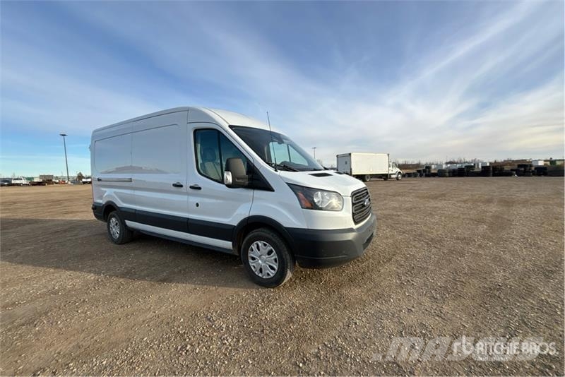 Ford Transit 350 Cargo Van Transporterek