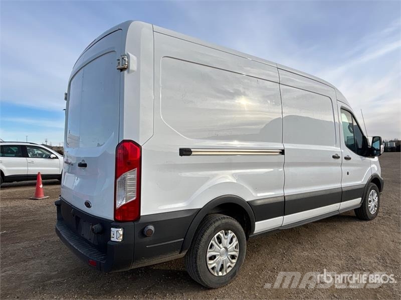 Ford Transit 350 Cargo Van Transporterek