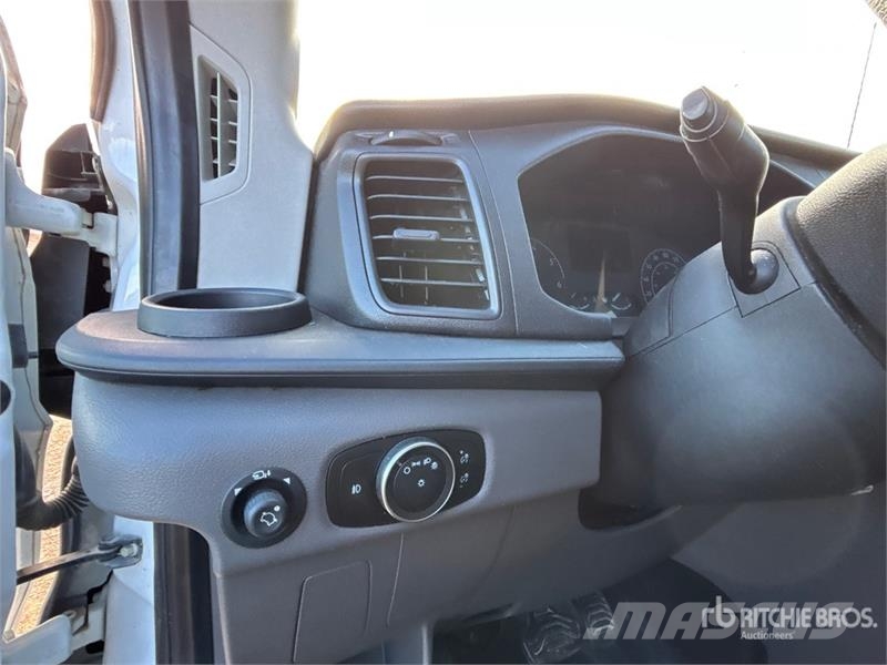 Ford Transit 350HD XLT AWD 11 Passenger Van Varebiler